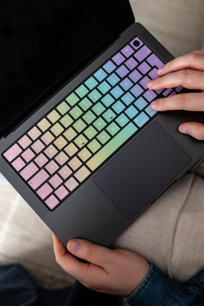 So entfernen Sie Tastaturaufkleber wie ein Profi
