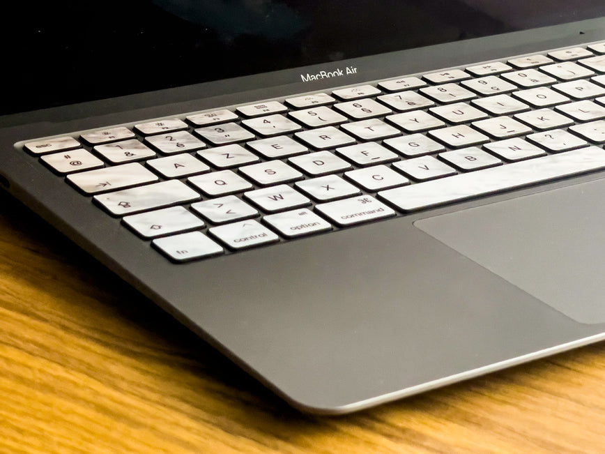 dezenter Marmor von Monopoli MacBook Tastaturaufkleber 3