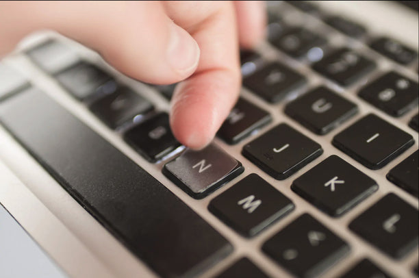 Comment identifier la disposition du clavier MacBook?